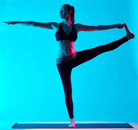 蓝色背景前瑜伽健身的美女图片 瑜伽练习动作素材 高清图片 摄影照片 寻图免费打包下载
