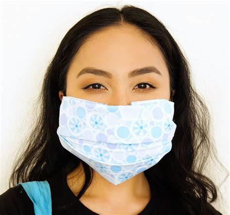 Construct A Quick And Easy Face Mask With Fabric And A Paper Towel Easy Face Masks Mask Face