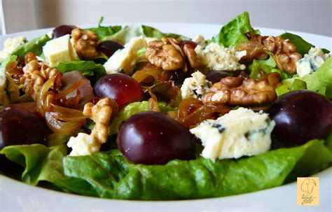 Ensalada crunchy con queso de cabra Tierra grata,uvas y nueces