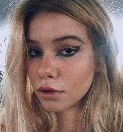 Clarissa Müller On Instagram “retrato De Uma Jovem Muito Cansada” A