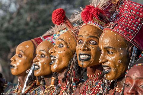 Wodaabe Tribe Where Men Spend Hours Doing Their Hair And Makeup To Impress Women Daily Mail Online