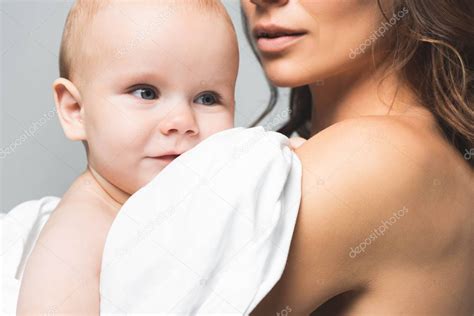 Vista Recortada De La Madre Desnuda Abrazando Beb Positivo Aislado En