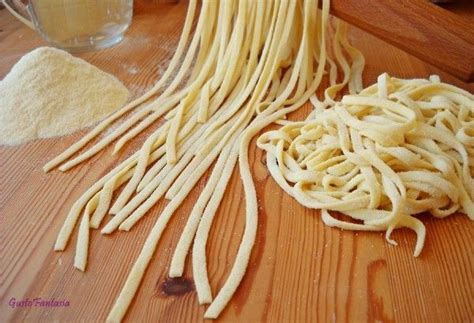 I pici sono un esempio classico della pasta fatta in casa senza uova. Tagliatelle fatte in casa senza uova | Ricette pasta fatta ...