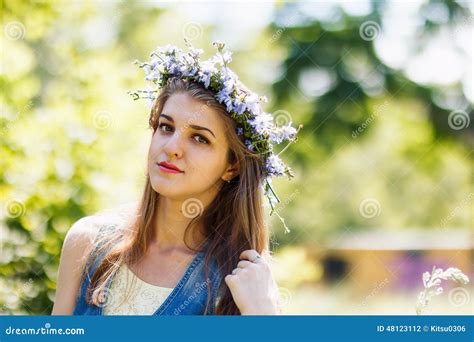Giovane Donna Graziosa Con La Corona Del Fiore Sulla Sua Testa Fotografia Stock Immagine Di