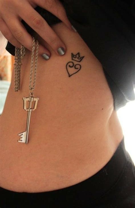 Was die rechnungsstellung angeht im sinne der kleinunternehmerregelung, so hat der unternehmer hier die gleichen pflichtangaben einzuhalten, wie jeder andere unternehmer. Herz Tattoo klein Krone | Herz tattoo, Herz tattoo klein und Tattoo krone herz