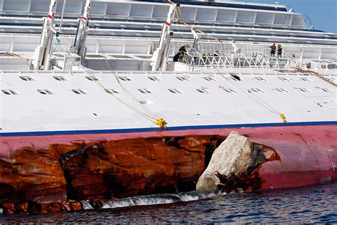 Costa Concordia 20 Powerful Photos Of The Cruise Ship Disaster And