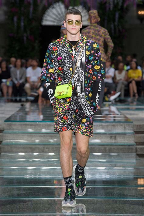 Ma l'ultima cosa che come fare è fare un errore! VERSACE SPRING SUMMER 2019 MEN'S COLLECTION | The Skinny Beep