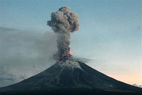 Philippines Mayon Volcano Shoots Out Lava Fountains Violent Eruption
