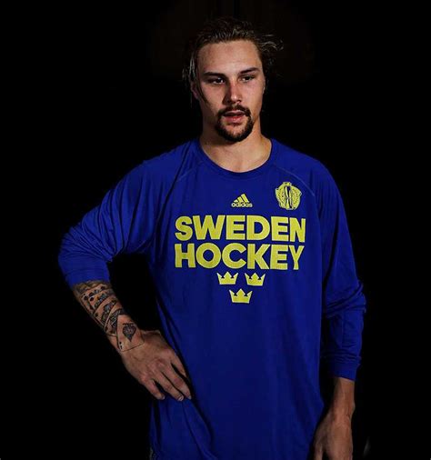 #william nylander #toronto maple leafs #tre kronor #theres not that many videos in existence with his glasses #like there probably are #but i struggled to find. Erik Karlssons nya taturering | Aftonbladet
