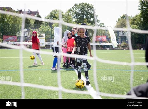 mädchen fussball tor fotos und bildmaterial in hoher auflösung alamy