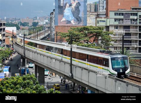 el metro de medellín fotografía de stock alamy