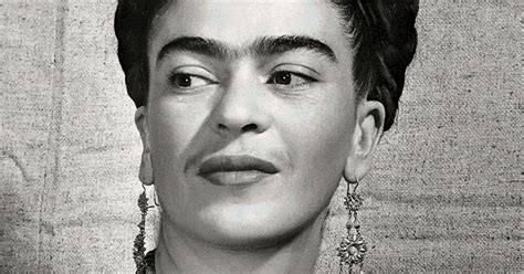 Sale A La Luz Imagen De Frida Kahlo Sin Bigotes Y Ceja Delineada La