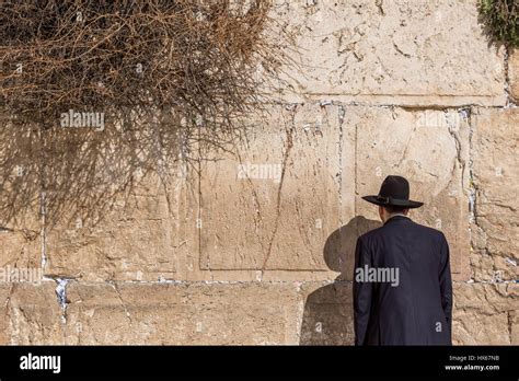 Hombre Judío Ortodoxo Orando En El Muro De Las Lamentaciones Jerusalén