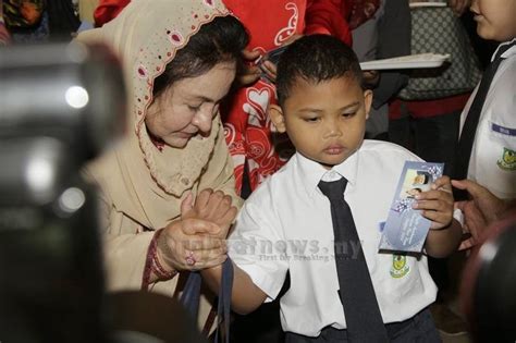 Check spelling or type a new query. Rosmah Tidak Dapat Sesen Pun Duit Permata...PR Memang Cari ...
