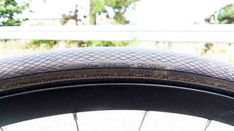 自転車タイヤの空気圧 適正値の調べ方や記号の見方 B4c