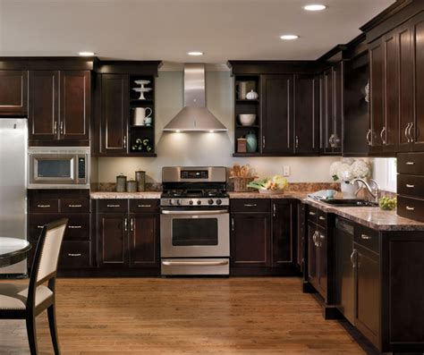 Alder kitchen cabinets are characterized by light brown and reddish undertones. Alder Cabinets in Casual Kitchen - Kitchen Craft Cabinetry