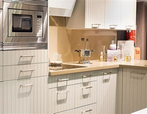 Una gran cocina en blanco, con una estética toda en blanco, excepto los armarios de arriba en un blanco roto lacado, y con el. Forlady-cocina de exposición Laca mate rallado color ...