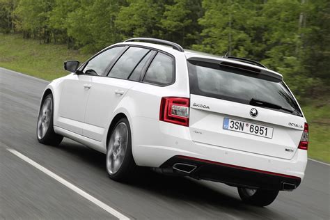 Mühelos verbinden sich im rs sportliche accessoires mit dem modernen interieur des brandneuen octavia zu einem gelungenen gesamtpaket. Skoda Octavia RS Now Available with AWD and 6-Speed DSG ...