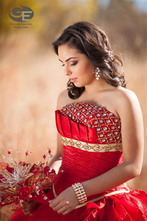 Quinceañera photo posing idea \\ Photo Credit: Gonzalo Espinoza