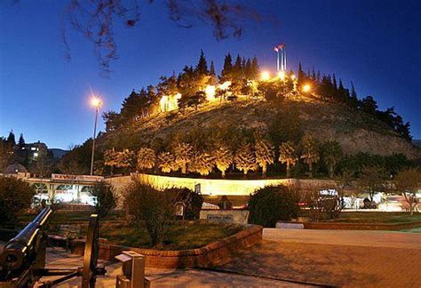 Kahramanmaraş kalesi, kahramanmaraş'ta gezilecek yerler arasında yer alan tarihi bir yapıdır. Kahramanmaraş Kalesi - Kahramanmaraş