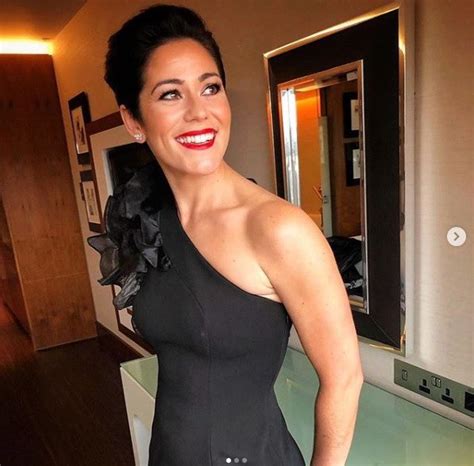 Bbc And Sky Sports Presenter Eilidh Barbour Looks Stunning In Glam Black Dress To Co Host