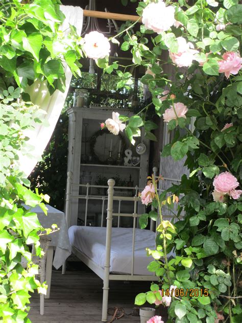 Das gemeinschaftsbad hat eine schöne eckbadewanne. Ein Bett im Garten | Garten, Bauerngarten, Draussenzimmer