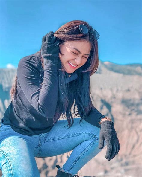 5 Fakta Natalie Holscher, Sosok DJ yang Baru Mualaf dan ...