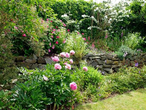 Bruchsteine sind ideal zum füllen von gabionen. LIVING.RUHR » Heikes Garten | Garten, Steinmauer garten ...