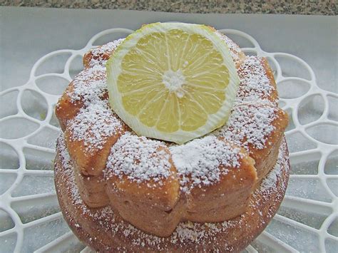 Geben sie dann die trockenen zutaten (mehl, backpulver und salz) nach und nach unter ständigem rühren hinzu, bis der teig keine klumpen mehr hat. Zitronen - Joghurt - Kuchen von Baumfrau | Chefkoch