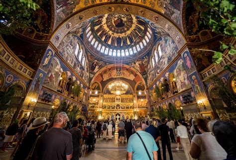 Sărbătoarea pogorârii duhului sfânt a fost numită în româneşte „rusalii de la sărbătoarea trandafirilor din lumea romană, consacrată cultului morţilor. Rusaliile, în Ardeal: băieţii împodobesc porţile caselor ...