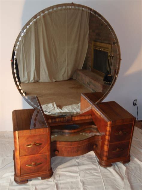 A few dressing table mirrors have actual bulb sockets around the frame, allowing you to install led, halogen or other type of bulbs. 15+ Art Deco Mirrored Dressing Table | Mirror Ideas