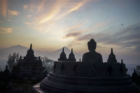 Sebaiknya anda menggunakan jasa paket wisata. Borobudur Sunrise - Taman Wisata Candi