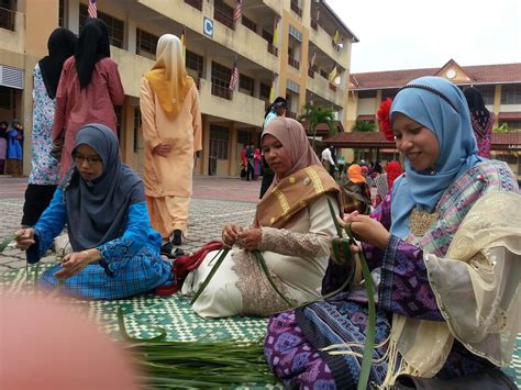 Kebudayaan islam melayu sangat berpengaruh tak hanya di wilayah malaka saja, tetapi hingga ke sumatera. Tema kesultanan melayu melaka untuk Sambutan Hari Guru 2015