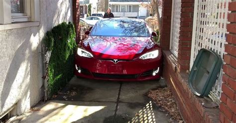 Tesla Owner Summons Model S Into Frighteningly Narrow Driveway In The