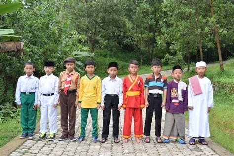 Tentu saja peringatan ini mendapatkan sambutan dari para santri maupun seluruh pihak yang pernah mengenyam pendidikan di pesantren. Galeri Foto Santri Cilik