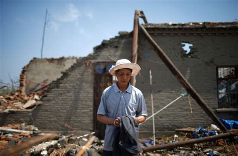 Moćna oluja nosila je krovove s kuća i zgrada. After deadly China tornado, rescuers clean up hazardous ...
