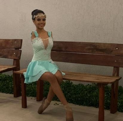 Vitória buono boche es una bailarina de 16 años a quien la falta de ambos brazos no le impidió disfrutar de su pasión por la danza. Sem os braços, bailarina de 16 anos se torna inspiração ...