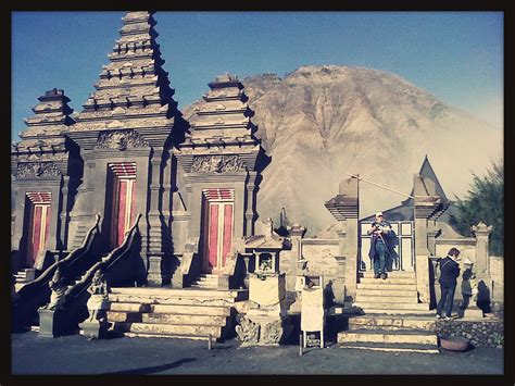 Kerajaan kutai pertama kali didirikan oleh seorang raja yang bernama kudungga. MELAYU NUSANTARA: BANGSA MELAYU HINDU-BUDDHA.