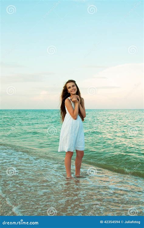 Bello Adolescente Con Le Coperture Sulla Spiaggia Di Sera Fotografia Stock Immagine di libertà