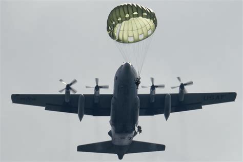 Paratroopers Jump Out Of C 130 Us Army Soldiers Execute Flickr