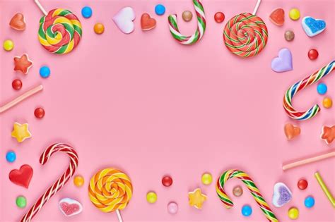 caramelos sobre un fondo rosa foto premium