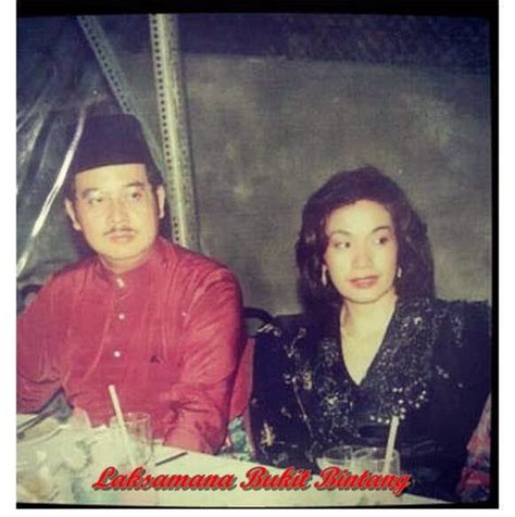 Riza merupakan anak rosmah bersama bekas suami pertamanya, abdul aziz nong chik. Hari-Hari Akhir Najib Rosmah | Laksamana Bukit Bintang