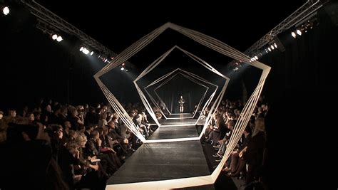 Fashion Show Chanel Cerca Con Google Event Stage Stage Set Stage