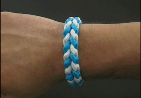 Learn to make your own colorful bracelets of threads or yarn. Make you a cool paracord bracelet by Kmoeller