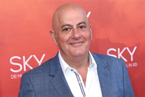 Jack van gelder beleeft op zijn 70e z'n debuut als internetsensatie. Jack van Gelder gaat viral met zangkunsten in Hoge Bomen ...