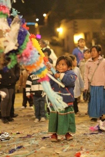 Niña Huichol Jugando Con Piñata Real De 14 México Foto Sabrina