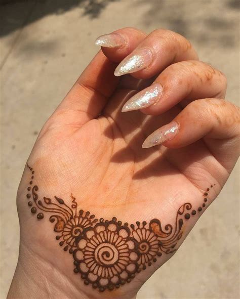 this is a beautiful henna design small but very cute simple henna tattoo henna tattoo designs