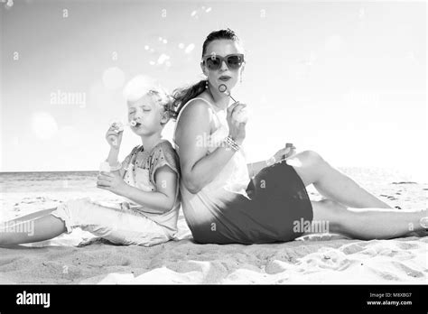 femme avec touriste sur la plage banque d images noir et blanc page 3 alamy