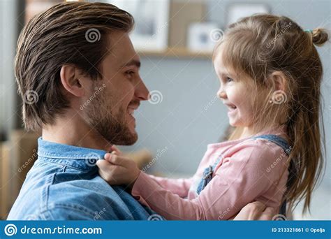 Retrato De Padre Guapo Y Su Linda Hija Abrazando Y Sonriendo Imagen De