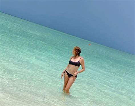 Claudia Gerini Lato B Scultoreo In Spiaggia Bikini E Perizoma La Foto Oltre La Censura